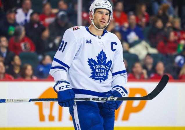 Budoucnost Johna Tavaresse: Jak Maple Leafs čelí dvojité výzvě u klíčového hráče?