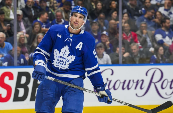 Budoucnost Johna Tavaresse: Jak Maple Leafs čelí dvojité výzvě u klíčového hráče?